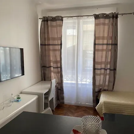 Large Studio Close To Beach Bd La Croisette * Cannes